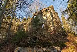 Außenseite der Südwand der Palasruine am schmalen Zugang zum Burgplateau.