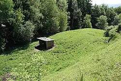 Bild 7: Die östliche Unterburg von der Stelle der Oberburg aus