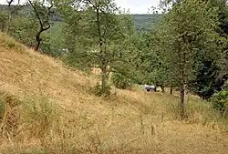 Weg südlich um den Bergsporn der Burg herum