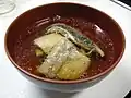 Suppe mit S.-quinqueradiata-Filets (japanisch 鰤の吸物)