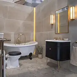 Spiegel mit deko­ra­ti­ven Wand­leuchten