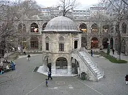 Hof mit Brunnen und Mescit