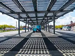 Neuer Busbahnhof mit Solaranlage im Dach