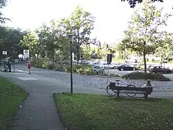 Bushaltestellen und Parkplätze am S-Bahnhof Iserbrook