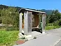 Wartehäuschen des Landbus Bregenzerwald an der Haltestelle Reuthe Baien in Reminiszenz an einen kurzen Eisenbahnwagen mit Tonnendach