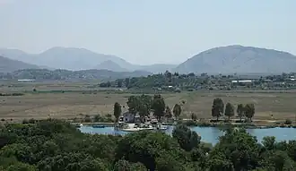 Östlicher Teil des Hügeslzugs und Berge rund um Konispol von Norden (Butrint) gesehen