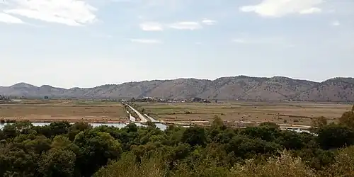 Zentraler Teil des Hügelzugs von Norden (Butrint) gesehen
