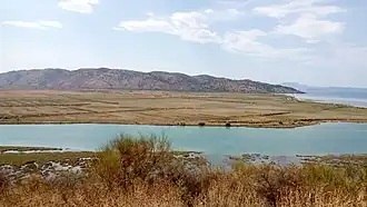 Ebene und Feuchtgebiete jenseits des Kanals