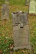 Verzierter Grabstein mit noch ausschließlich hebräischer Schrift