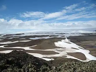 Blick von der Basis der Byers-Halbinsel nach Osten auf den Rotch&nbsp;Dome (Hintergrund) mit der davor aufragenden Urvich&nbsp;Wall