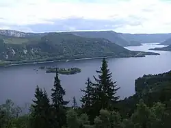 Foto eines Sees von einer Anhöhe herab