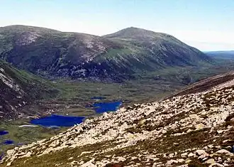 Blick vom Beinn a’ Chaorainn nach Norden über Glen Avon zum Bynack More (rechts) und dem A’ Chòinneach (links, bis 1981 als eigenständiger Munro eingeordnet)