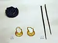Aus einer Frauenbestattung (Grab 108): byzantinisch anmutender Schmuck mit goldenem halbmondförmigen Ohrgehänge, Haarnadeln und silberner Nadeldose; Ende 6./Anfang 7.&nbsp;Jahrhundert.