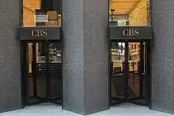 V-förmige Säulen und CBS-Eingang.