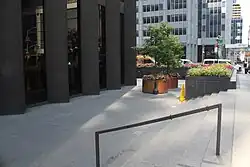 Die unter dem Straßenniveau liegende Freifläche.