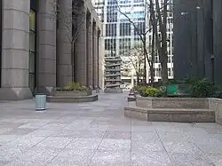 „Urban Plaza“ an der Ostseite.