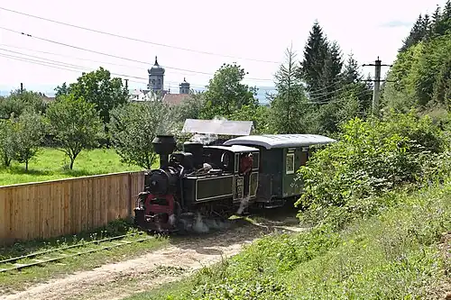 Dampfzug mit Budapestlok 764-243 auf dem erhaltenen Teilstück des unteren Abschnittes in Covasna (Juli 2013)