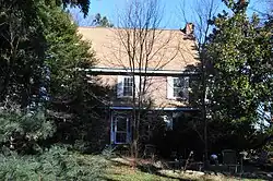 Zwei Baudenkmale in Cherry Hill: Samuel Coles House (links) und Kay-Evans Farm (rechts)