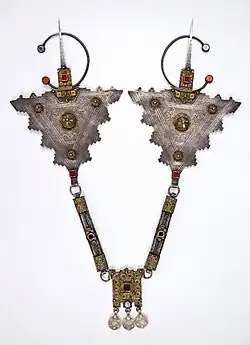 Dreieckige Fibeln mit Kette und Anhänger, Südmarokko, Tropenmuseum Amsterdam