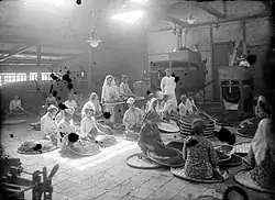 Teesortierer bei der Arbeit in einem Schuppen auf der Tjikadjang-Plantage