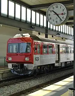 Fahrzeug 9365 im Bahnhof Aveiro