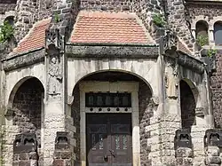 Hrob evangelische Kirche, Eingang