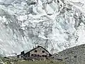 Cabane Arpitettaz mit Gletscherbruch des Glacier du Weisshorn