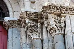Kapitelle an der ehemaligen Kirche