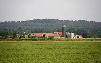 Blick von Nordwesten aus Richtung Neuhaus über Cadenberge hinweg zum Deutschen Olymp