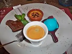 Café gourmand mit Crème brûlée und Eis