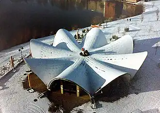 In der Dachmitte der Seerose ist eine Lichtöffnung.