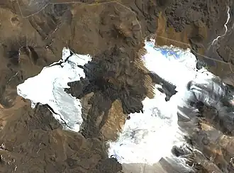 Die weiße Fläche rechts ist der Salar de Aguas Calientes III. Links liegt der Salar de Capur.