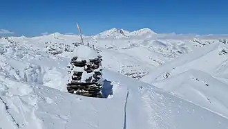 Steinmann auf dem Chlin Hüreli, Piz Timun im Hintergrund