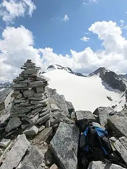 Steinmännchen am Furggeltihorn, im Hintergrund Güferhorn und Läntahorn