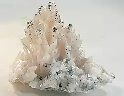 Pfirsichfarbener Calcit mit Markasit auf den Spitzen und weißem Quarz aus der San Antonio Mine, Chihuahua, Mexiko