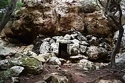 „Es Fornet“ – natürliche Höhle mit Zyklopenmauerwerk