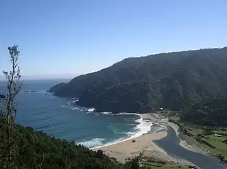 Die Bucht Manquemapu, eine Meereslandschaft und Ziel für Trekking-Touren an der Küste von Purranque.