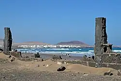 Blick von den Stranddünen auf Caleta de Famara