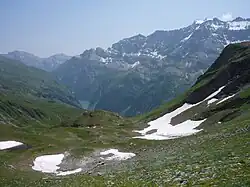 Calfeisental mit Gigerwald-Stausee und den umgebenden Bergen; von links Haldensteiner Calanda und Felsberger Calanda, dann die Kette mit Orglen und Panärahörner (Spitzen ohne einzelne Namen) hoch zum Ringelspitz, das ist die dünne Nadel an der höchsten Stelle des Horizontes. Rechts vom Ringelspitz das Glaserhorn.