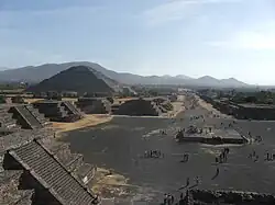 „Straße der Toten“ in der archäologischen Zone von Teotihuacán