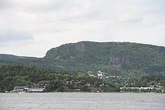 Blick vom Oslofjord auf das Holmen&nbsp;Senter (im Hintergrund der Skaugumsåsen)