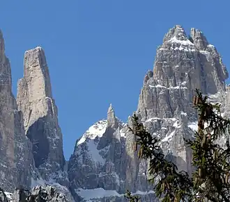 Der Campanile Alto (rechts) mit dem Campanile Basso (links), dazwischen die kleine Felsnadel La Sentinella