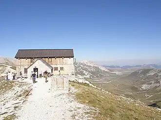 Das Rifugio Duca degli Abruzzi mit der Hochebene Campo Imperatore