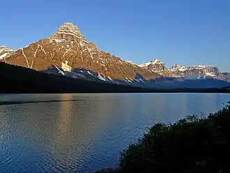 Der Mount Chephren mit dem Waterfowl Lake, gesehen von Nordosten