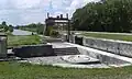 Schleuse Marans, vorn das Fundament einer ehemaligen Drehbrücke