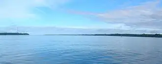 Kanal von Chacao mit Chiloé auf der linken Seite und dem Festland auf der rechten Seite.