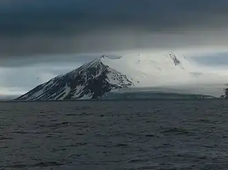 Der Canetti Peak mit der Mündung des Charity-Gletschers in die False Bay