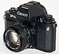 Canon New F-1 mit Automatiksucher FN und 50&nbsp;mm 1,4 FD links