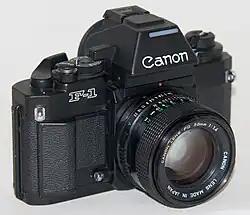 Canon New F-1 mit Automatiksucher FN und 50&nbsp;mm 1,4 FD rechts