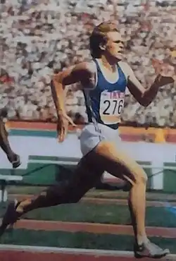 Aldo Canti läuft in weißer Hose und blauem Trikot.